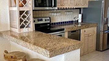 ثلاجة، ميكروويف، فرن، موقد طهي مسطح