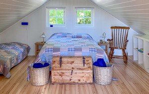 4 bedrooms, travel crib