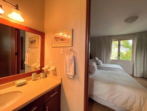 Luxury Villa, Non Smoking, Kitchen | Bathroom