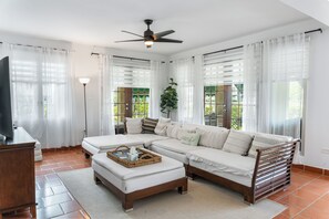 Villa superior, cocina, vistas a la piscina | Zona de estar | Televisión LED de 55 pulgadas con canales digitales