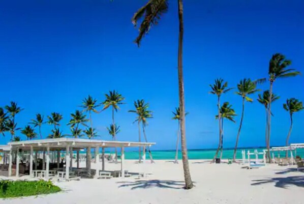 Espreguiçadeiras, toalhas de praia 