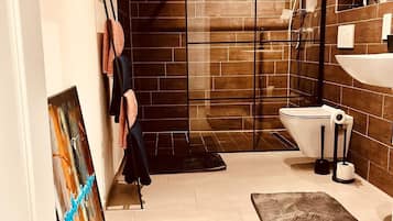 Dusch, hårtork, handdukar och tvål