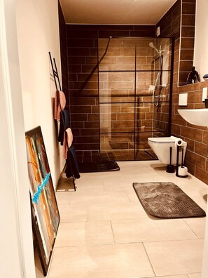 Dusche, Haartrockner, Handtücher, Seife