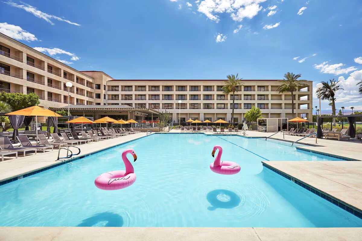 Palm Springs 2 Queen Beds, Two Units, Outdoor Pool, Mountain Scenery