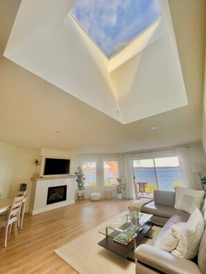 Téléviseur connecté, foyer, table de ping-pong, bureau