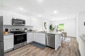 Réfrigérateur, four à micro-ondes, un four, surface de cuisson