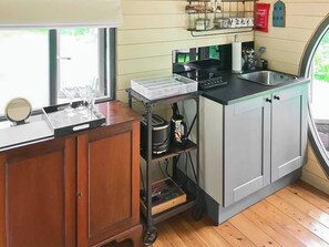Batterie de cuisine, vaisselle et ustensiles