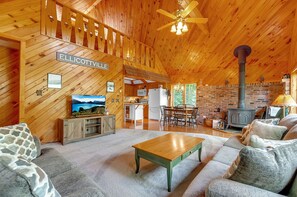 Smart TV, fireplace - Ellicottville Chalet with beautiful storybook creek (Ellicottville)