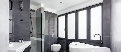 Superior Suite | Bathroom | Free toiletries, hair dryer, slippers, towels