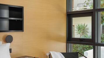 Standaard kamer | Een kluis op de kamer, verduisterende gordijnen, geluiddichte muren