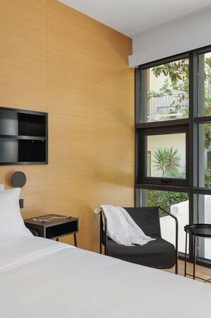 Standard Room | Peti besi dalam bilik, langsir/tirai gelap terus, kalis bunyi