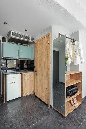Deluxe Quadruple Room | Private kitchen