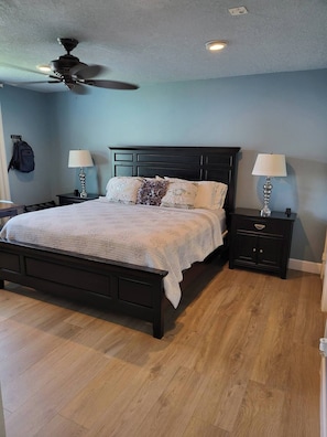 4 bedrooms, iron/ironing board, free WiFi, bed sheets - Spacious 4-bedroom condo with space for your boat or to relax on Lake Conroe. (Montgomery)