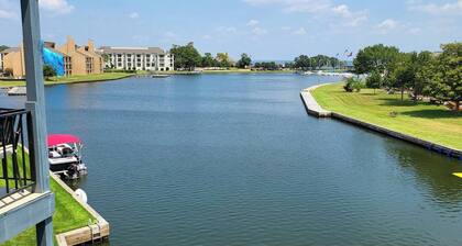 Spacious 4-bedroom condo with space for your boat or to relax on Lake Conroe.