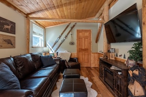 Smart TV, fireplace, DVD player, video library - Evergreen Escape -Fishing - Boating - Yellowstone - Hiking, Atving & Kayaking. (Island Park)