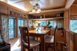 Dining - Evergreen Escape -Fishing - Boating - Yellowstone - Hiking, Atving & Kayaking. (Island Park)