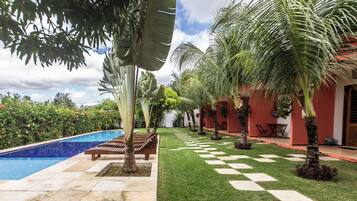 Espacio para trabajar con laptop y tabla de planchar con plancha