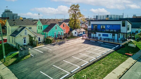 Un parking avec, en arrière-plan, des maisons aux couleurs vives.