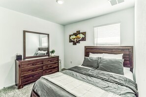 4 habitaciones, escritorio, tabla de planchar con plancha y wifi gratis 