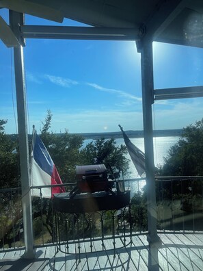 Property grounds - Waterfront canyon lake home on a cove-park your boat or jet ski at the house. (Canyon Lake)