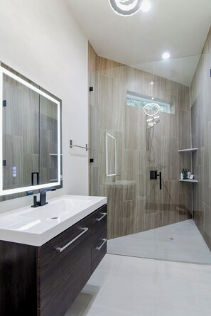 Hair dryer, towels, soap, toilet paper - LUXE Living/10,000+sqft/Mins to DT Atlanta! (Atlanta)