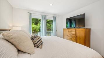 4 bedrooms, desk, iron/ironing board, WiFi