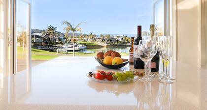 Hosts on the Coast Aquila Sunrise