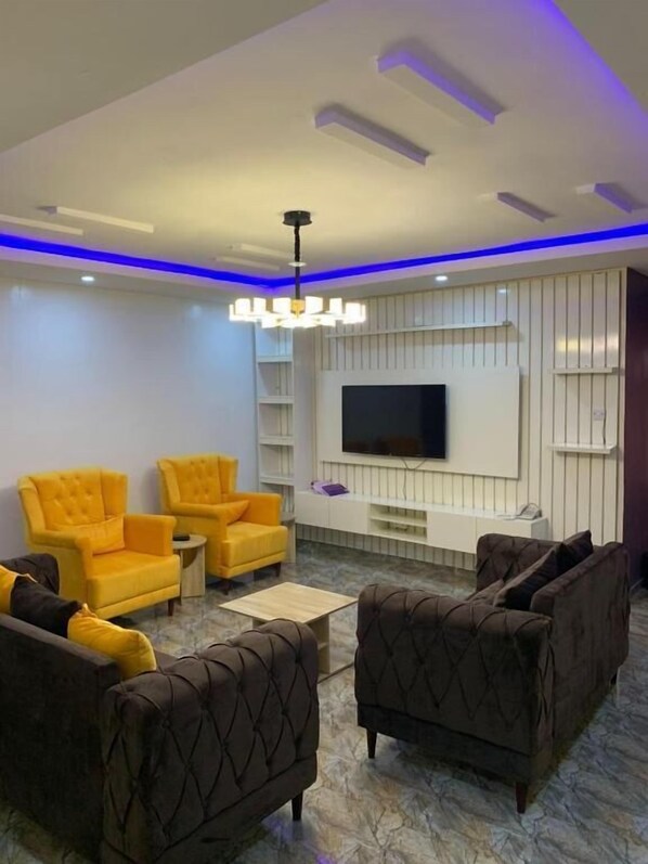 Deluxe Room, Balcony, City View | Living area