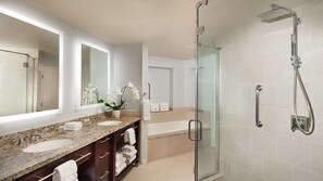 Een bubbelbad, een haardroger, handdoeken, zeep