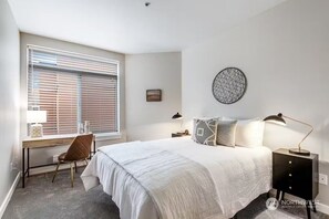 1 chambre, bureau, fer et planche à repasser, lit de bébé portatif