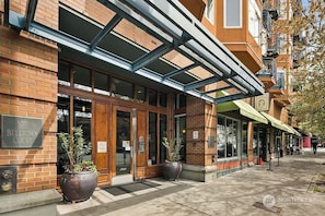Exterior detail - Seattle Belltown Penthouse- Parking, Gym, Pool, Spa / 99Walk Score (Seattle)