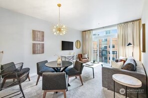 Smart TV, books, music library, stereo - Seattle Belltown Penthouse- Parking, Gym, Pool, Spa / 99Walk Score (Seattle)