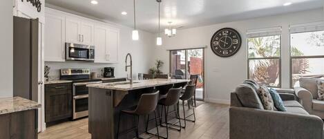 Réfrigérateur, four à micro-ondes, un four, surface de cuisson