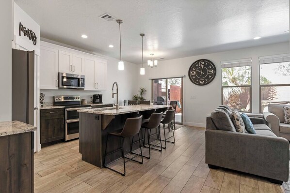 Køleskab, mikrobølgeovn, ovn, kogeplade