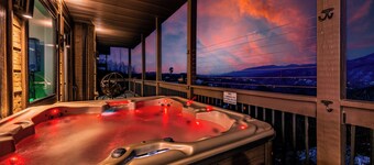 Luxury Mountain Escape: Panoramic Views, Indoor Pool, Hot Tub, Games