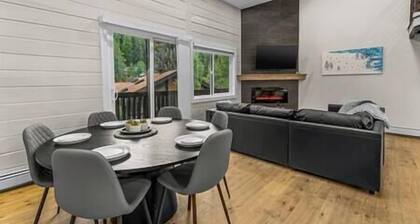 Vail Luxury Condo•Ski Shuttle Steps Away•Sleeps 8