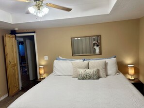 2 bedrooms, iron/ironing board, travel cot, free WiFi - Lottie Mae’s Place has a warm cozy homely vibe. 2 minutes from town (Nacogdoches)