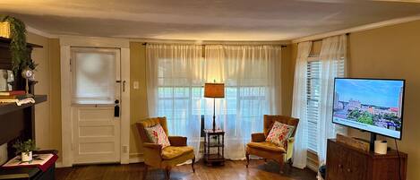 Smart TV, chimenea y libros