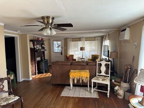 Smart TV, fireplace, books - Lottie Mae’s Place has a warm cozy homely vibe. 2 minutes from town (Nacogdoches)