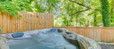 Outdoor spa tub