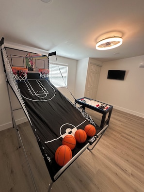 Games room - Incredible 4-bedroom home in Tequesta FL with AC, WiFi and absolute comfort. (Tequesta)