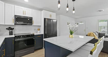 Incredible 4-bedroom home in Tequesta FL with AC, WiFi and absolute comfort.