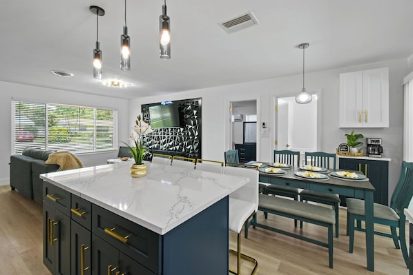 Dining - Incredible 4-bedroom home in Tequesta FL with AC, WiFi and absolute comfort. (Tequesta)