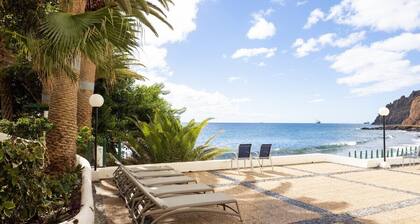 Home2Book Cozy Seaside Studio with Stunning Views