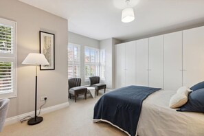 4 habitaciones, tabla de planchar con plancha, wifi y ropa de cama