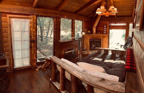 Serenity in the Woods - Beautiful Log Cabin on 2 acres with AC & WiFi & Xbox