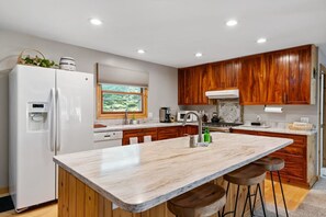 Four à micro-ondes, un four, surface de cuisson, lave-vaisselle