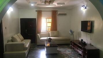 Habitación Deluxe, balcón, vista a la ciudad | Área de sala de estar