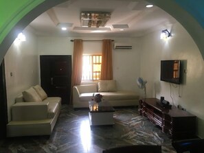 Phòng Deluxe, ban c ông, quang cảnh thành phố | Khu phòng khách