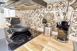 Réfrigérateur, micro-ondes, plaque de cuisson, lave-vaisselle